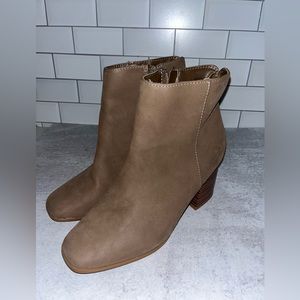 Rouge beige heeled boots